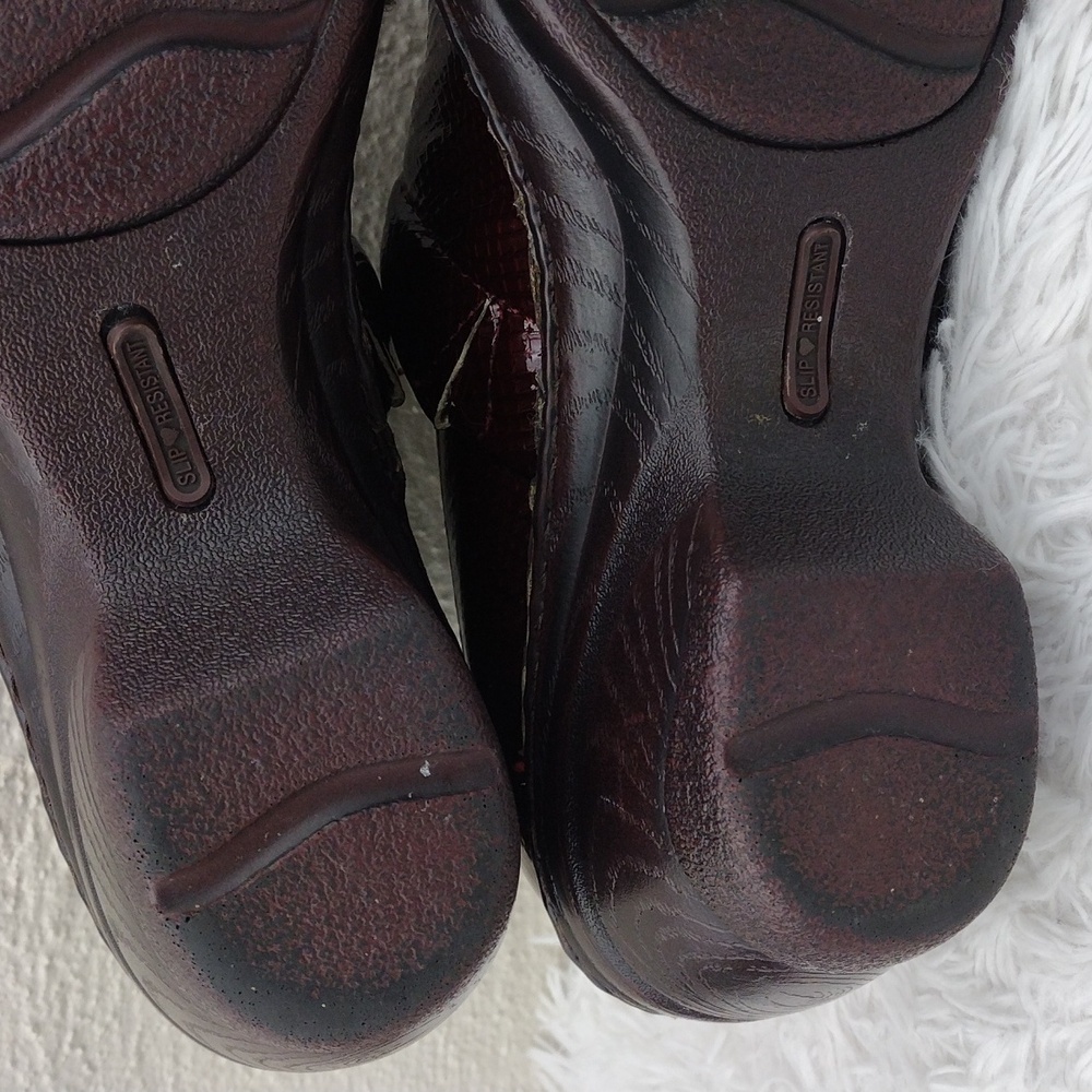 Nurse Mates Pillow Top Halle Burgundy Snakeskin Leather Round Toe Clog Shoes - Picture 9 of 16